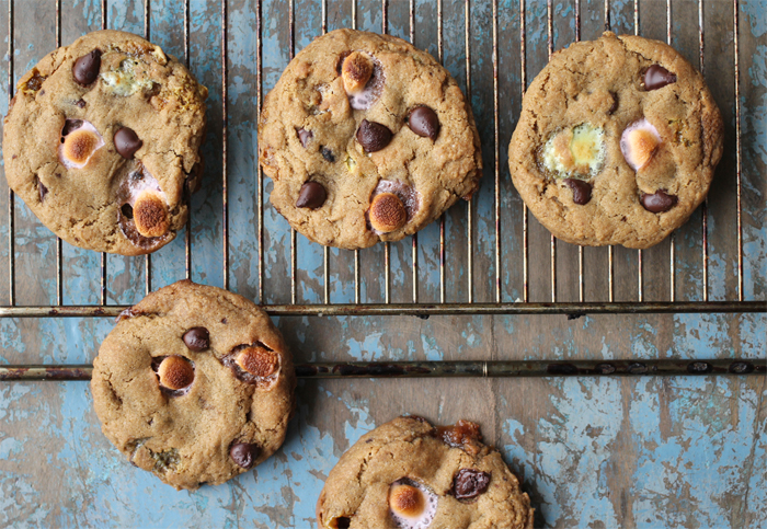 Cookies med skumfiduser og chokoladeknapper