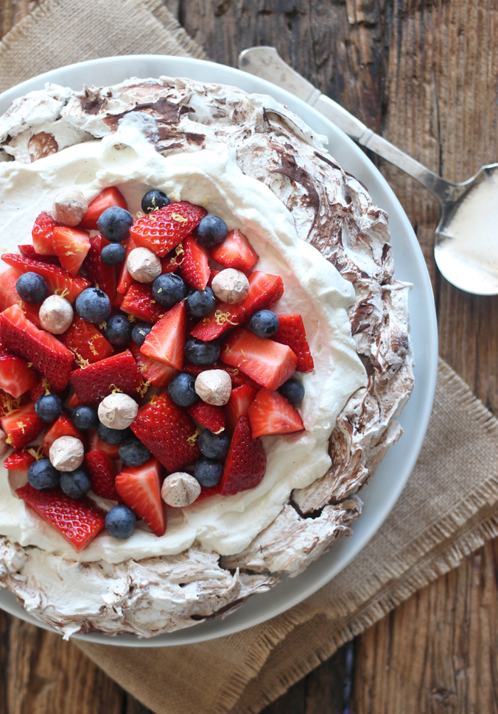 Pavlova med chokolademarengs og friske bær